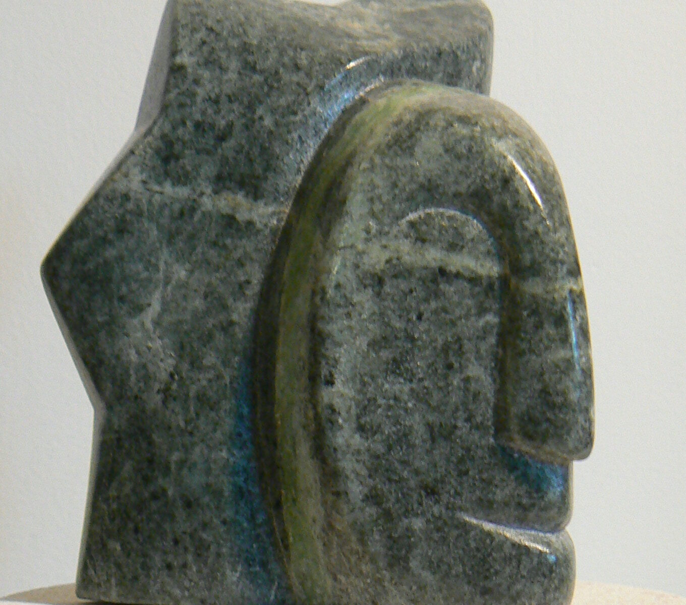 Visage primitif en stéatite, Sculpture de Fred Soula, sculpteur en Dordogne