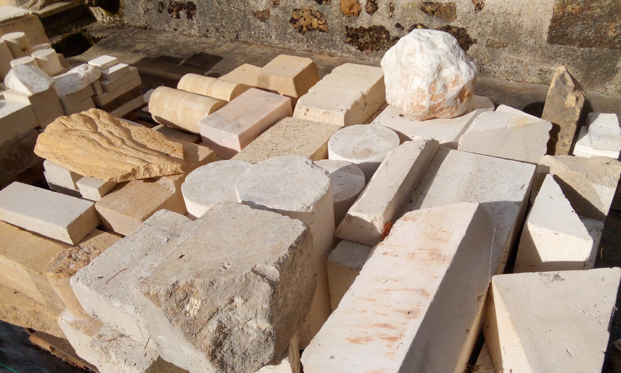 Atelier du sculpteur sur pierre Fred Soula en Dordogne, en 2024