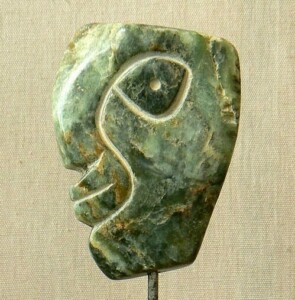Visage primitif en stéatite, Sculpture de Fred Soula, sculpteur en Dordogne