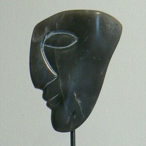 Visage primitif en stéatite, Sculpture de Fred Soula, sculpteur en Dordogne
