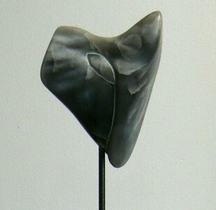 Visage primitif en stéatite, Sculpture de Fred Soula, sculpteur en Dordogne