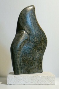 Emergence - stéatite - 11 x 14,5 x 25,5 cm - Socle : pierre calcaire Sculpture abstraite en stéatite réalisée par Fred Soula, sculpteur en Dordogne
