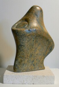 Refuge 1 - stéatite - 11 x 14,5 x 20,5 cm - Socle : pierre calcaire Sculpture abstraite en stéatite réalisée par Fred Soula, sculpteur en Dordogne