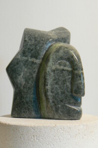 Visage primitif en stéatite, Sculpture de Fred Soula, sculpteur en Dordogne