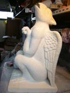 pierre de Sireuil Sculpture en pierre représentant une Gargouille, par Fred Soula sculpteur en Dordogne