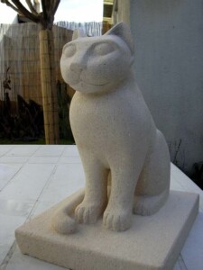 Chat Sage - pierre de Sireuil - 2006 Chat - Sculpture animalière en pierre, création de Fred SOULA sculpteur en Dordogne