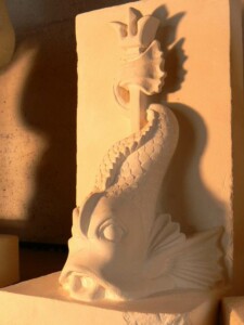 Poisson Renaissance - 2006 - Pierre de Richemont Poisson renaissance - Sculpture animalière en pierre, création de Fred SOULA sculpteur en Dordogne