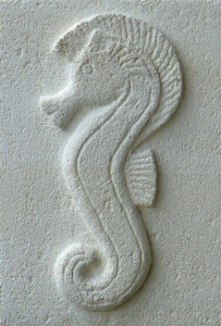 pierre de Sireuil - 2008 Bas-relief d'un Hippocampe en pierre de Paussac, de Fred SOULA sculpteur en Dordogne