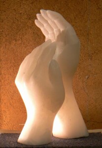 Sculpture de mains en albâtre, Création de Fred Soula, sculpteur en Dordogne