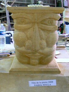 Pierre des Eyzies - 2008 - 40x40x50 cm Sculpture en pierre représentant le Dieu de la pierre, tête inspirée par Arcimboldo, par Fred Soula sculpteur en Dordogne
