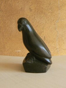 Inséparable - Stéatite - 2009 Oiseau Inséparable - Sculpture animalière en stéatite, création de Fred SOULA sculpteur en Dordogne