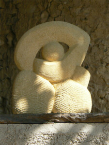 Regard - pierre des Eyzies - 2009 Sculpture abstraite en pierre réalisée par Fred Soula, sculpteur en Dordogne