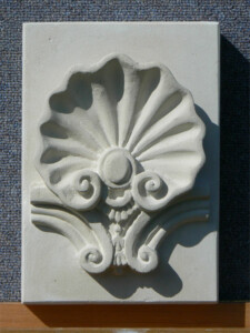 pierre de Richemont - 25x19x13 cm - 2006 Bas-relief d'une coquille st-jacques renaissance en pierre de Richemont, de Fred SOULA sculpteur en Dordogne