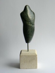 Sculpture de corps humain stylisé en stéatite, Création de Fred Soula, sculpteur en Dordogne