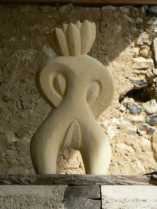 Printemps - pierre des Eyzies - 2010 - 43x23x8 cm Sculpture abstraite en pierre réalisée par Fred Soula, sculpteur en Dordogne