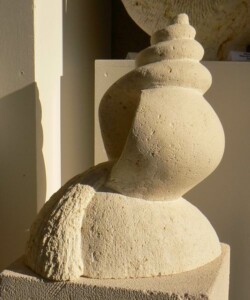 Source - pierre de Paussac - 2010 - 30x30x20 cm Sculpture abstraite en pierre réalisée par Fred Soula, sculpteur en Dordogne