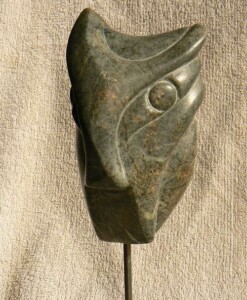 Visage primitif en stéatite, Sculpture de Fred Soula, sculpteur en Dordogne