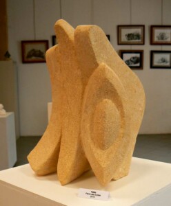 Tekto - pierre des Eyzies - 2010 Sculpture abstraite en pierre réalisée par Fred Soula, sculpteur en Dordogne