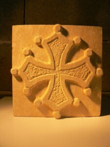 pierre des Eyzies - 2012 - 20x20x5 cm Bas-relief d'une croix occitane en pierre des Eyzies, de Fred SOULA sculpteur en Dordogne