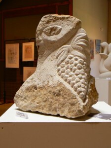 pierre du Château de Pitray (33) - 2012 Sculpture en pierre représentant un faune avec grappe de raisin et feuille de vigne, par Fred Soula sculpteur en Dordogne