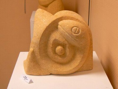 L'Oeuf et le Serpent - pierre des Eyzies - 2010 Sculpture abstraite en pierre réalisée par Fred Soula, sculpteur en Dordogne