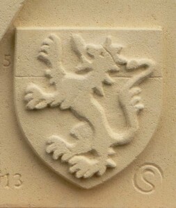 pierre des Eyzies - détail d'un cadran solaire Bas-relief d'un lion sur un blason, en pierre de Paussac, de Fred SOULA sculpteur en Dordogne
