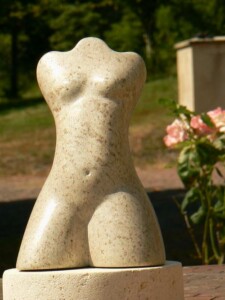 Sculpture de nu féminin stylisé en stéatite, Création de Fred Soula, sculpteur en Dordogne