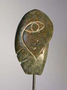 Visage primitif en stéatite, Sculpture de Fred Soula, sculpteur en Dordogne