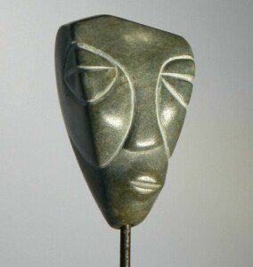 Visage primitif en stéatite, Sculpture de Fred Soula, sculpteur en Dordogne