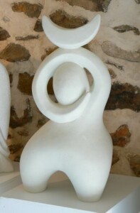 Luna - 2013- Tuffeau - 50x30x30cm Sculpture abstraite en pierre réalisée par Fred Soula, sculpteur en Dordogne