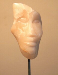 Visage en stéatite rose, Sculpture de Fred Soula, sculpteur en Dordogne