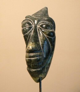 Visage primitif en stéatite, Sculpture de Fred Soula, sculpteur en Dordogne