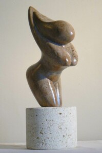 Sculpture de nu féminin stylisé en stéatite, Création de Fred Soula, sculpteur en Dordogne