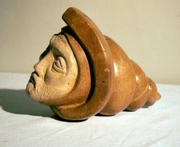 Ermite dans sa coquille, Visage d'inspiration romane en stéatite, Sculpture de Fred Soula, sculpteur en Dordogne