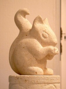 Ecureuil - pierre de Paussac - 2015 - 25x15x12 cm Ecureuil - Sculpture animalière en pierre, création de Fred SOULA sculpteur en Dordogne