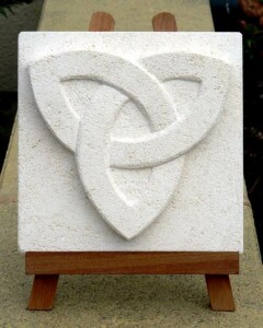 pierre de Paussac fine - 2014 Bas-relief d'une monade celtique en pierre de Paussac, de Fred SOULA sculpteur en Dordogne