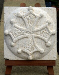 pierre de Paussac - 2013 Bas-relief d'une croix occitane en pierre de Paussac, de Fred SOULA sculpteur en Dordogne