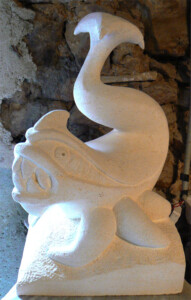 pierre de Paussac Sculpture en pierre représentant la Tarasque, par Fred Soula sculpteur en Dordogne