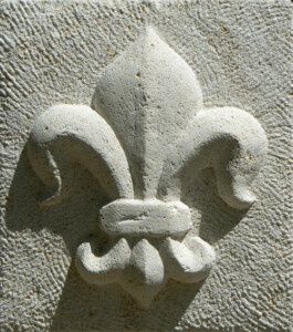 pierre de Sireuil - 2008 Bas-relief d'une fleur de lys en pierre de Paussac, de Fred SOULA sculpteur en Dordogne