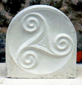 Tuffeau - 2013 Triskele, en pierre de tuffeau, de Fred SOULA sculpteur en Dordogne