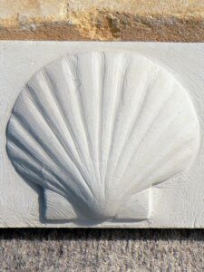 pierre de Richemont - 2011 Bas-relief d'une coquille st-jacques en pierre de Richemont, de Fred SOULA sculpteur en Dordogne