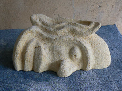 Pierre de Gironde - 26 x 13 x 13 cm - 2007 Sculpture en pierre d'une demi-tête représentant le Dieu-Oreille, par Fred Soula sculpteur en Dordogne