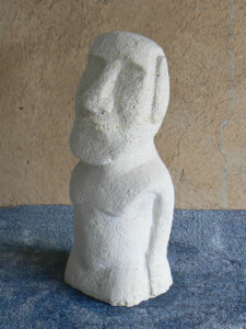 Pierre de Gironde - 26 x 10 x 8 cm - 2007 Sculpture en pierre représentant Moai de l'Ile de Pâques, par Fred Soula sculpteur en Dordogne