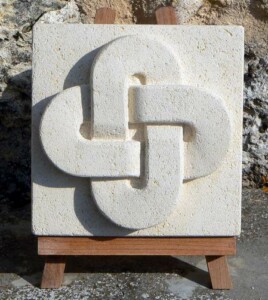 2014 - pierre de Paussac - 20x20x4 cm Bas-relief d'un noeud de Salomon en pierre de Paussac, de Fred SOULA sculpteur en Dordogne