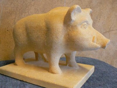 Sanglier - pierre des Eyzies - 2008 Sanglier - Sculpture animalière en pierre, création de Fred SOULA sculpteur en Dordogne