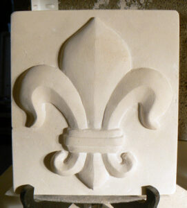 Bas-relief d'une fleur de lys en pierre de Richemont, de Fred SOULA sculpteur en Dordogne