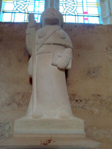 Statue de Saint-Jacques de Compostelle de l'église Saint-Germain d'Auxerre à Sorges et Ligueux en Périgord, sculpture de Fred Soula sculpteur en Dordogne