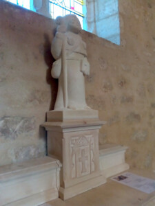Statue de Saint-Jacques de Compostelle de l'église Saint-Germain d'Auxerre à Sorges et Ligueux en Périgord, sculpture de Fred Soula sculpteur en Dordogne