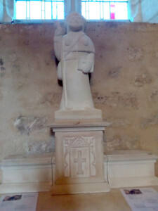 Statue de Saint-Jacques de Compostelle de l'église Saint-Germain d'Auxerre à Sorges et Ligueux en Périgord, sculpture de Fred Soula sculpteur en Dordogne