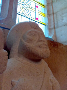 Statue de Saint-Jacques de Compostelle de l'église Saint-Germain d'Auxerre à Sorges et Ligueux en Périgord, sculpture de Fred Soula sculpteur en Dordogne
